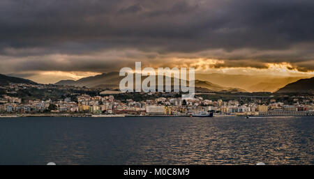 Schönes Licht am frühen Morgen auf Villa San Giovanni (Straße von Messina). Kalabrien Italien. Stockfoto