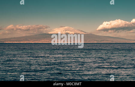 Der Vulkan Ätna und der Stadt Catania gesehen von Brucoli. Sizilien, Italien. Stockfoto