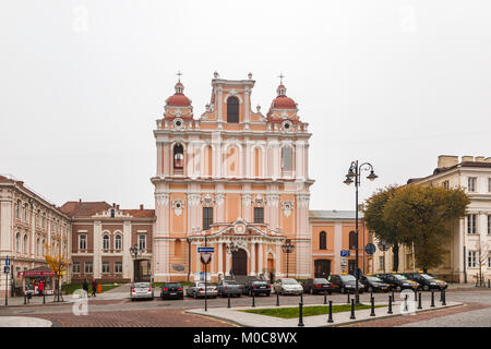 Bunte imposante Barocke römisch-katholische Kirche des hl. Kasimir, ein Meilenstein in der Altstadt von Vilnius, die Hauptstadt Litauens, Osteuropa Stockfoto