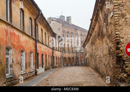 Verfallene, Seitenstraße der leeren alten Reihenhäusern mit brüchigen Mauerwerk in die Altstadt von Vilnius, die Hauptstadt Litauens, Osteuropa Stockfoto