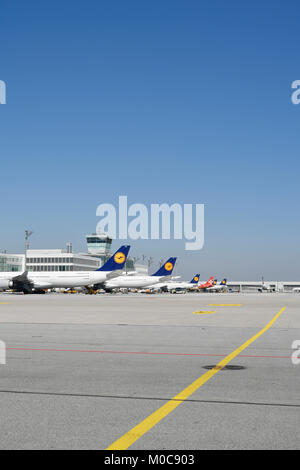 Line Up, Terminal 2, Satelliten, TLufthansa, Ower, Flugzeuge, Flugzeug, Flugzeug, Rampe, Position, Abstand, Verarbeitung, Prüfung, Check-in, Flughafen München, Stockfoto