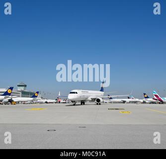 Lufthansa, Airbus, A 321-100, Push, Push, Lkw, Roll, Flughafen München, Satellit, Terminal 2. Stockfoto