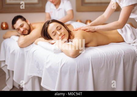 Glückliches Paar, Massage im Spa Stockfoto