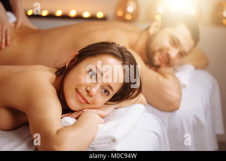 Glückliches Paar, Massage im Spa Stockfoto