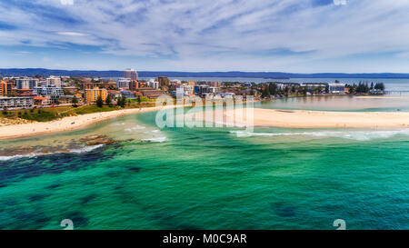 Kleine regionale Stadt am Eingang des Tuggerah See zum Pazifischen Ozean auf australischen Central Coast. Luftaufnahme der Stadt am Wasser entlang Kanal und Dist Stockfoto