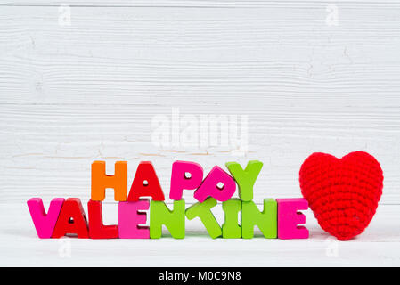 Valentine Karte mit Happy Valentinstag text und roten stricken Herz auf weißem Hintergrund Holz und kopieren Sie Platz für Text und Bild, Liebe und Valen hinzufügen Stockfoto