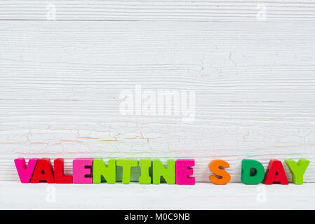 Valentine Karte mit Happy Valentinstag text und roten stricken Herz auf weißem Hintergrund Holz und kopieren Sie Platz für Text und Bild, Liebe und Valen hinzufügen Stockfoto