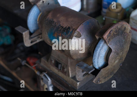 Kreisförmige Draht Bürste Schleifmaschine. Stahl-Schleifer in Garage. Stockfoto