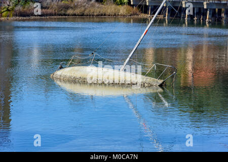 Segelboot versunkenen in massalina Bayou, Panama City, Florida Stockfoto