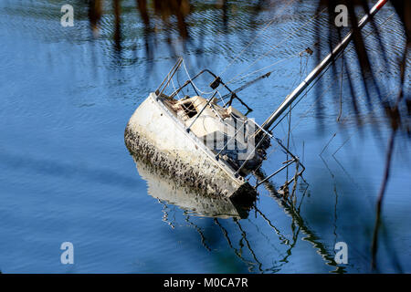 Segelboot versunkenen in massalina Bayou, Panama City, Florida Stockfoto