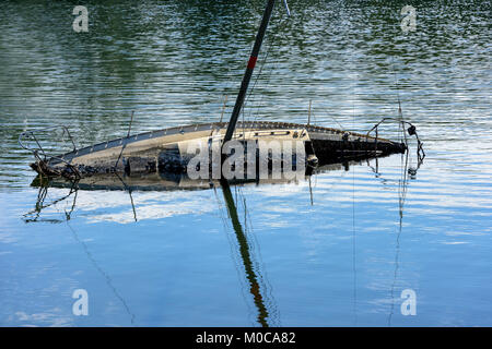 Segelboot versunkenen in massalina Bayou, Panama City, Florida Stockfoto