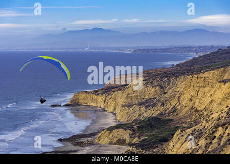 Hängegleiter hochfliegend an den Torrey Pines Hängegleiter Hafen entlang der Küste nach La Jolla Kalifornien USA Stockfoto