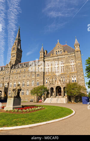 Georgetown University main Platz mit der Statue des Gründers und Healy Hall für den Hintergrund. Historische Universität Gebäude am Morgen des graduati Stockfoto