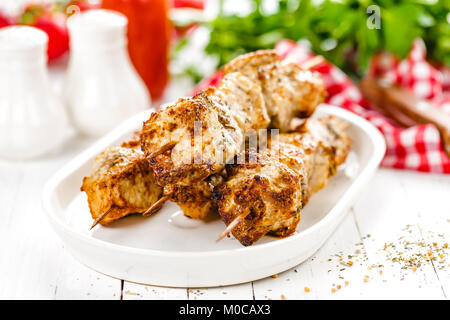 Gegrillte Fleischspieße, Shish Kebab auf weißem Hintergrund Stockfoto