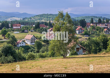 Luftaufnahme von Sirogojno Dorf in Zlatibor bergige Region im westlichen Teil von Serbien Stockfoto