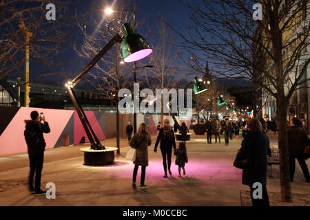 Menschen gehen vorbei Lampounette durch Kippen, Teil der Lumiere London licht Festival 2018, auf der King's Boulevard, riesige Größe Lampen, die eine surreale t Stockfoto