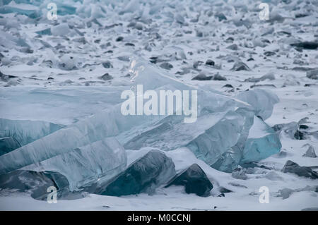 Sonnenaufgang in der blauen Hängematten aus Eis Baikalsee, in einem schneebedeckten Feld im Winter auf eine Reise. Stockfoto