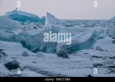 Sonnenaufgang in der blauen Hängematten aus Eis Baikalsee, in einem schneebedeckten Feld im Winter auf eine Reise. Stockfoto