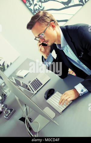 Gut aussehender Geschäftsmann im Amt. Stockfoto