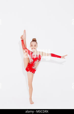 Gymnastische Mädchen im roten Kleid. Stockfoto