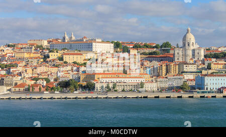 Stadtbild von Lissabon, Portugal. Farbenfrohe Gebäude. Kloster São Vicente de Fora und Santa Engracia Kirche (nationalen Pantheon) Stockfoto