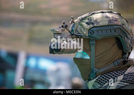 Binokulares Nachtsichtgerät auf militärischen Helm. Stockfoto