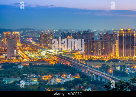 Skyline von zhubei City bei Nacht Stockfoto