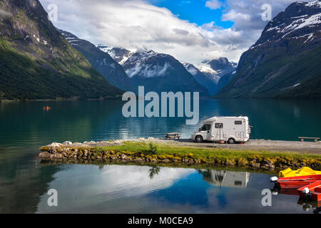 Familienurlaub reisen RV, Urlaub im Reisemobil, Caravan Auto Urlaub. Schöne Natur Norwegen natürliche Landschaft. Stockfoto
