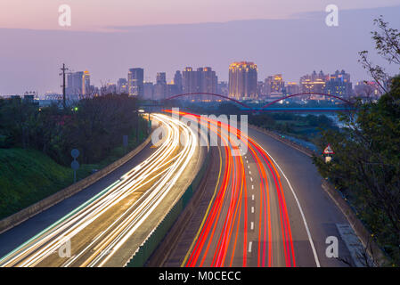Leichte Spuren von Autobahn in Hsinchu, Taiwan Stockfoto