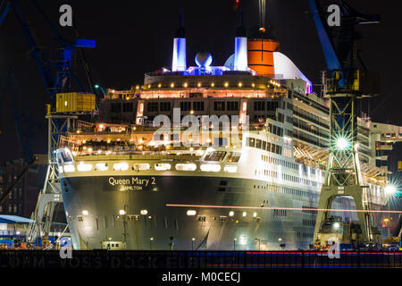 Queen Mary 2 im Hamburger Hafen am Dock von Blohm und Voss Stockfoto