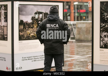 NCA Polizeibeamte der National Crime Agency, die von nationaler bis globaler Ebene arbeiten, bieten einzigartige und interessante Möglichkeiten der Strafverfolgung. Polizei in Manchester, Großbritannien Stockfoto