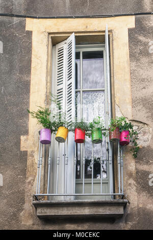 Balkon in der Stadt Viviers mit lackierten Dosen mit Pflanzen dekoriert Stockfoto