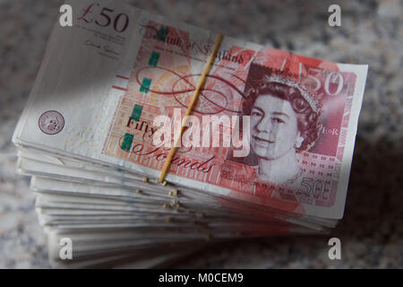 Ein Haufen von Britischen £ 50 Banknoten Stockfoto