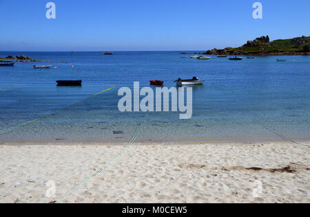 Kleine Boote gefesselt auf Altstadt Strand in St Marys Insel, Isles of Scilly, England, Cornwall, Großbritannien. Stockfoto