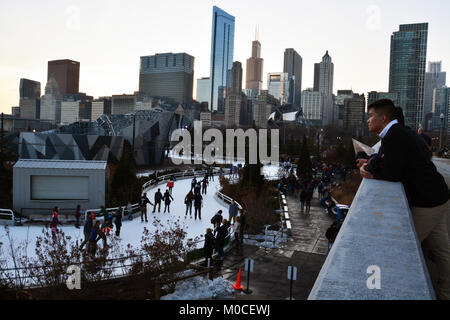 Besucher genießen Eislaufen am viertel Meile langen Skating Band, einen gewundenen Pfad aus der Innenstadt in Chicago's Maggie Daley Park. Stockfoto