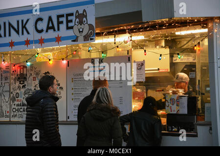 Besucher halt für heiße Schokolade am Zugeständnis stand auf der Multifunktionsleiste in Maggie Daley Park in Chicago. Stockfoto