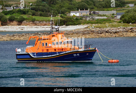 Das Royal National Life Boat (Die Whiteheads) bis in Hugh Town Harbour auf der Insel St Marys in der Scilly-inseln, Vereinigtes Königreich. Stockfoto