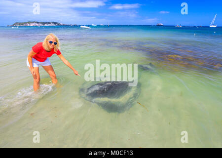 Frau mit Eagle Ray Stockfoto