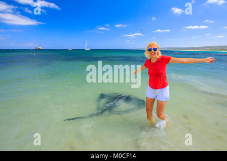 Frau genießen Eagle Ray Stockfoto