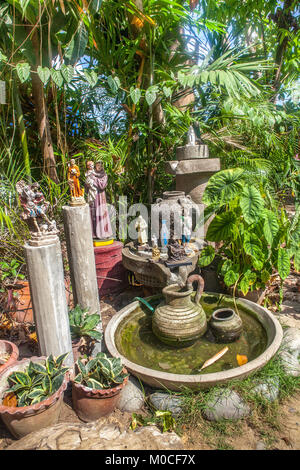 Der Garten der Heiligen ist eine Attraktion an der Wallfahrtskirche Nuestra Senora de la Caridad in der Nähe der alten Glockenturm Bantay,, Luzon, Philippinen. Stockfoto