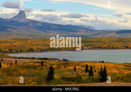 Einem malerischen kleinen See, in der Nähe der Chief Mountain in Montana, USA gelegen, mit einem wunderschönen bunten Herbst anzeigen Stockfoto