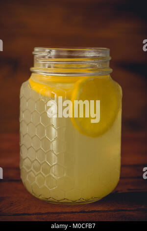 Frische Limonade in Mason jar auf hölzernen Hintergrund Stockfoto