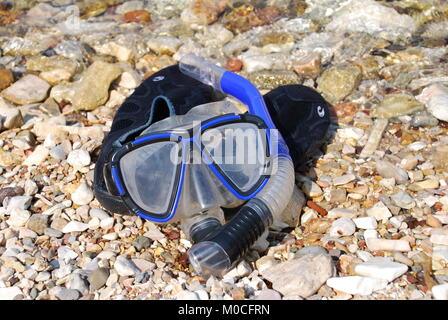 Schnorchel und Maske auf dem Kiesstrand an Spartohori auf der griechischen Insel Meganissi am 31. August 2008. Stockfoto