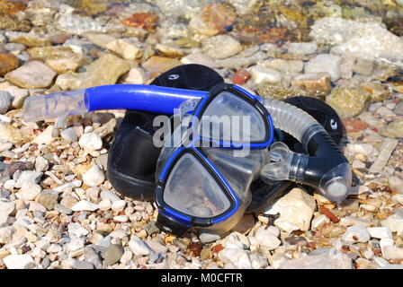 Schnorchel und Maske auf dem Kiesstrand an Spartohori auf der griechischen Insel Meganissi am 31. August 2008. Stockfoto