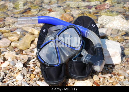 Schnorchel und Maske auf dem Kiesstrand an Spartohori auf der griechischen Insel Meganissi am 31. August 2008. Stockfoto