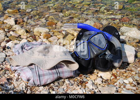 Schnorchel und Maske auf dem Kiesstrand an Spartohori auf der griechischen Insel Meganissi am 31. August 2008. Stockfoto