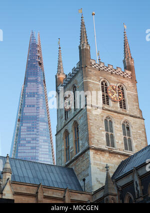 London - Die Oberen der Shard Tower und Tower der Southwark Cathedral im Abendlicht. Stockfoto