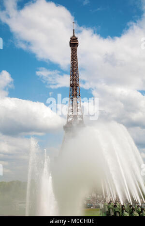 Paris - der Eiffelturm und den Brunnen. Stockfoto