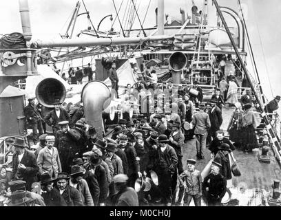 Trans-Atlantic europäische Emigranten en-Route nach Nordamerika Queuing auf dem Deck des Hamburg-America Line' Graf Waldersee" 1900 Stockfoto
