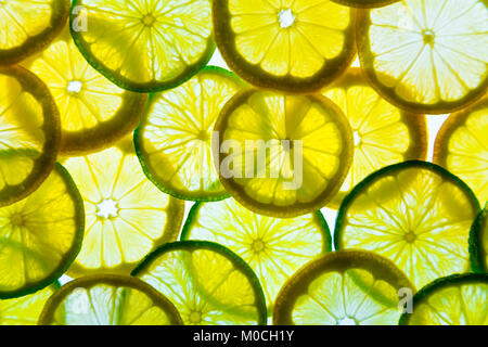 Hintergrund der Hintergrundbeleuchtung frische Zitrone und Limette Schichten Stockfoto